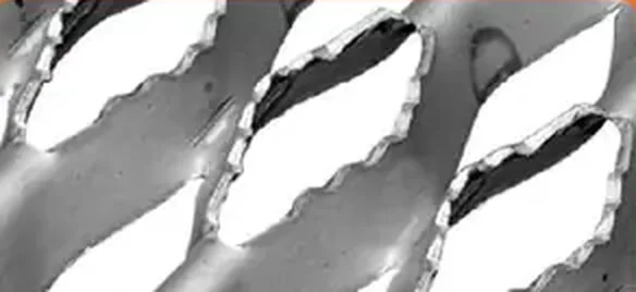 Detalle de la superficie dentada del Piso Perfilado MetalCorp de AHOSA: los bordes de cada perforación quedan aserrados.